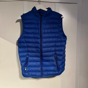 Ralph lauren väst - Säljer min Ralph Lauren väst då den är för liten, den är i väldigt bra skick 