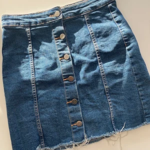 Jeanskjol ginatricot - Jeanskjol från ginatricot i nyskick, använd max 2ggr så i väldigt fint skick. Är i storlek 36, säljer för 70kr. 