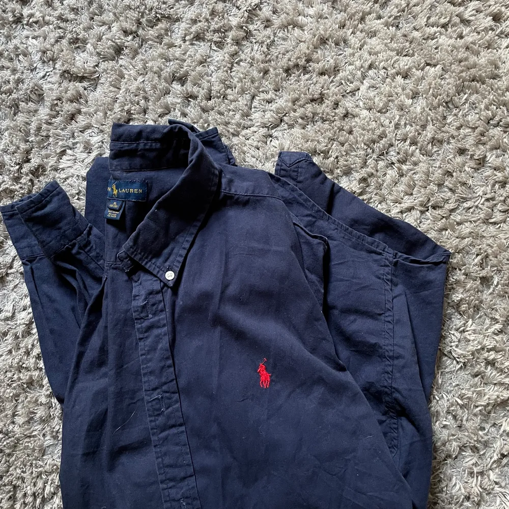Ralph Lauren Skjorta i marinblå, bra skick storlek (XL BARN 18-20). Skjortor.