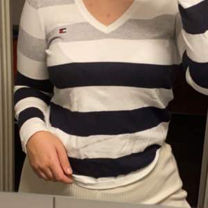 Gullig Hilfiger tröja med en liten V ringning. Köpt i USA, minns ej pris. Använd cirka 4 gånger. Pris 120