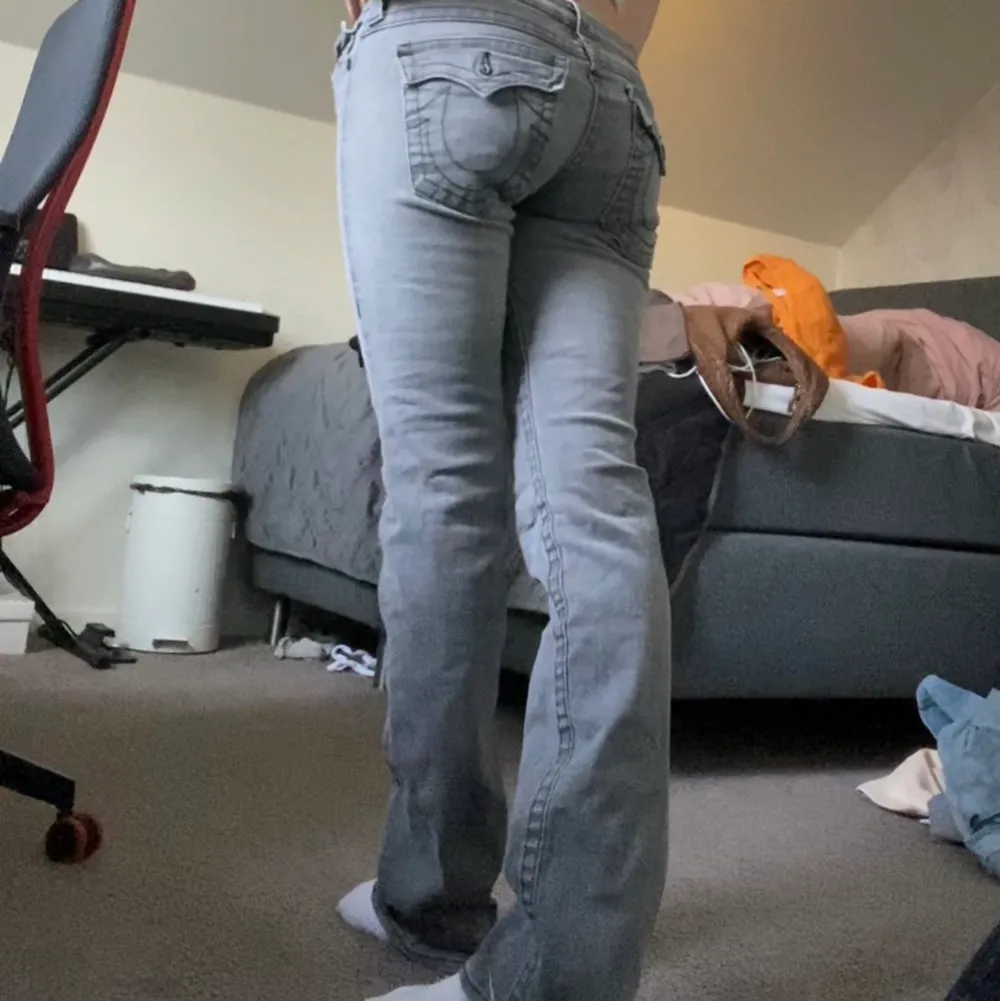 Kan inte fatta att jag droppar mina favoriternas någonsin… säljer då dessa true religion jeans i storlek 29/32 (skulle säga att det är lite mindre) perfekt lågmidjat och bootcut! . Jeans & Byxor.