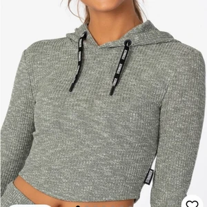 Stronger tröja  - Säljer denna jätte snygga träning tröja från stronger! Köpt för 699 säljer för 199!!🤩❤️❤️❤️❤️ storlek M men skulle säga att den sitter som en XS!