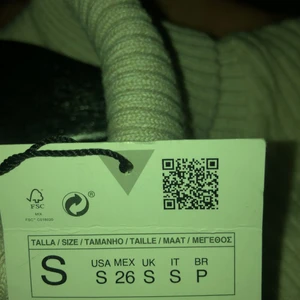 Zara - En stickad väst i väldigt bra skick, aldrig använt (prislapp kvar) man kan styla den med en vit shorta under. Den har som en krage på sig. Hör av er vid frågor o mer bilder