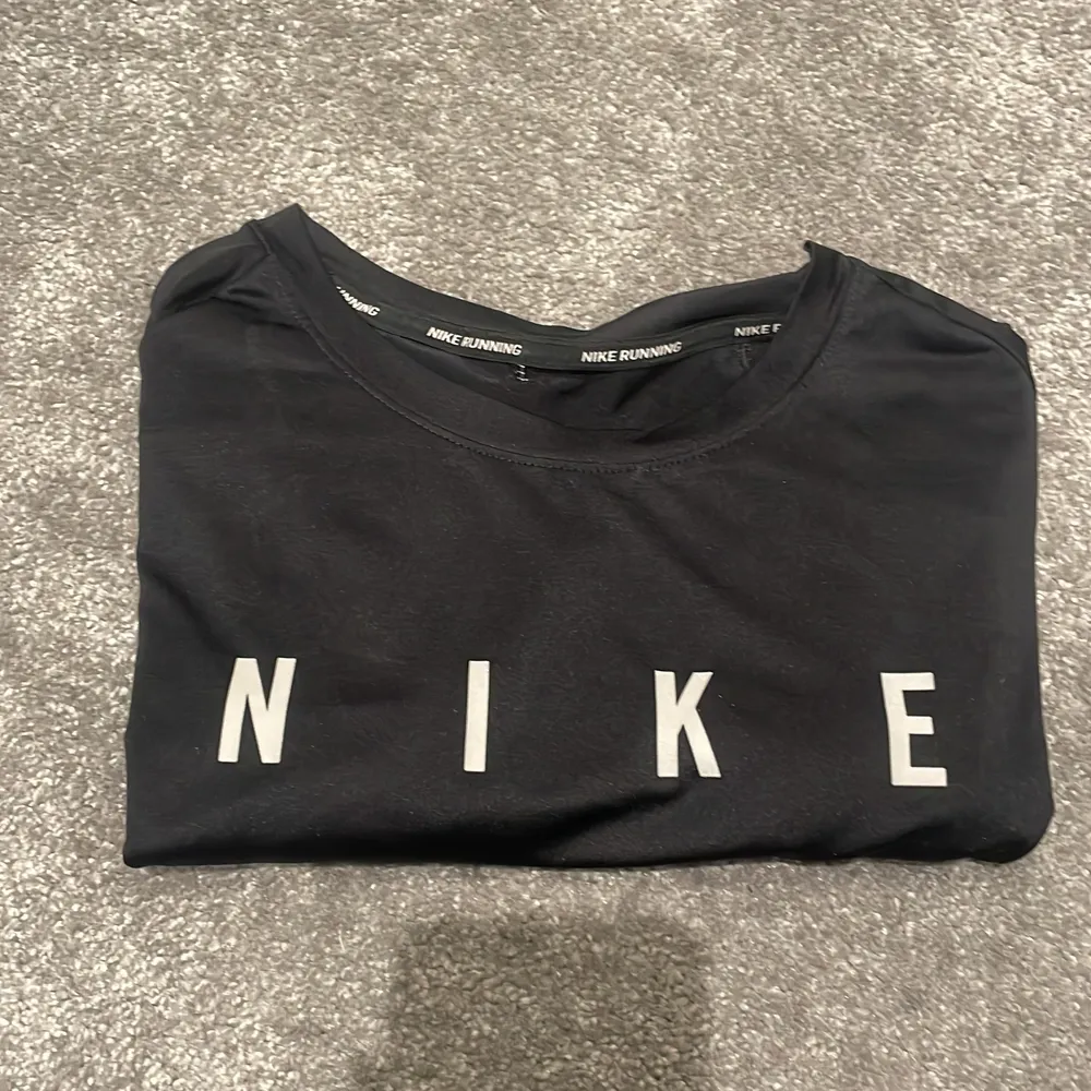 Jätte fin helsvart tröja ifrån Nike. Är i storlek XS men säljer då jag tycker den sitter för stort så skulle passa bättre på en S💫🌸 jötte bra skick!. T-shirts.