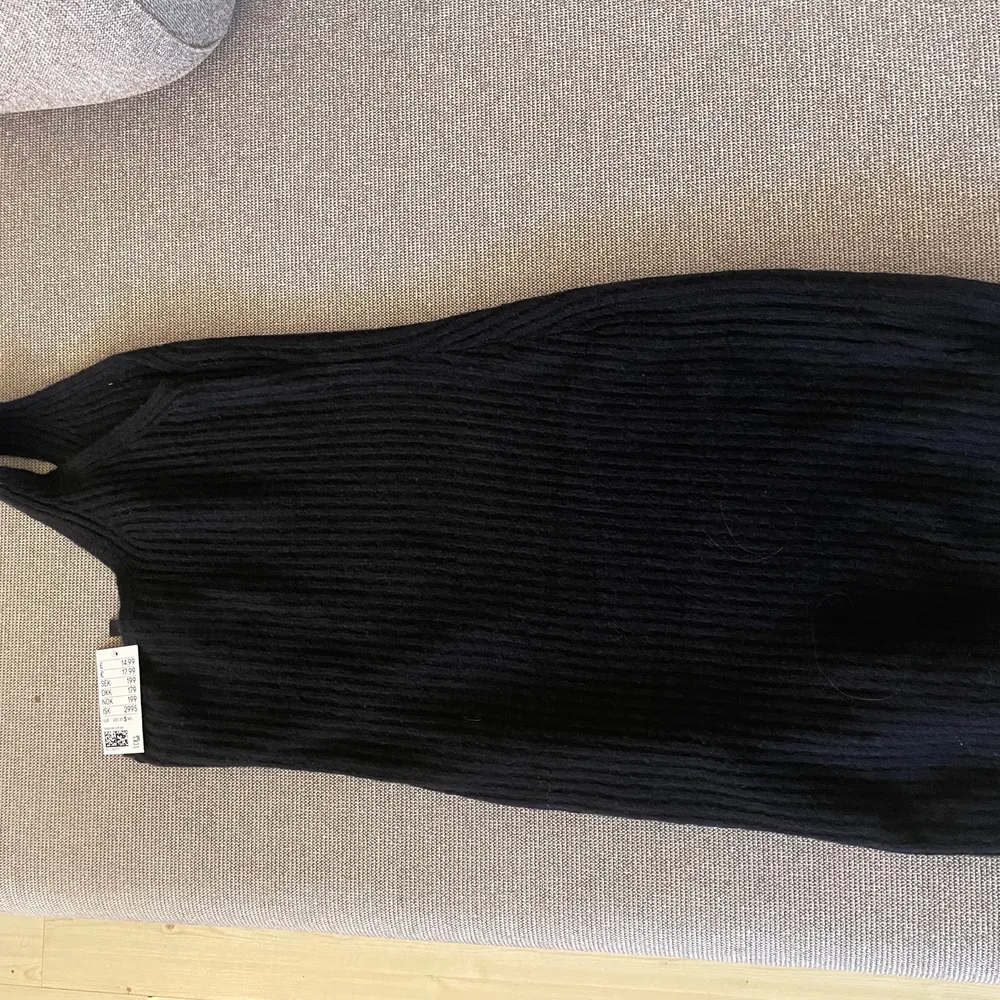 Jättefin svart stickad klänning från H&M💗Aldrig använd och prislapp sitter fortfarande kvar, originalpris 200 kr! Jätteskön och sitter bra på💗Skriv för mer bilder eller frågor. Klänningar.