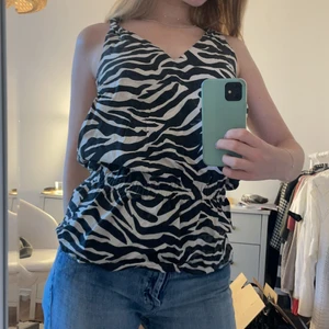 Zebra topp - Såå himla snygg halterneck zebratopp! Superfin till sommaren😍 köparen står för frakt