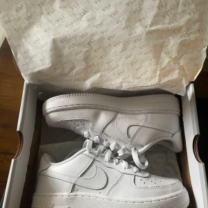 Air force 1 - Helt nya air force 1 aldrig använda bara testade en gång inomhus. Säkjer pga fel storlek.