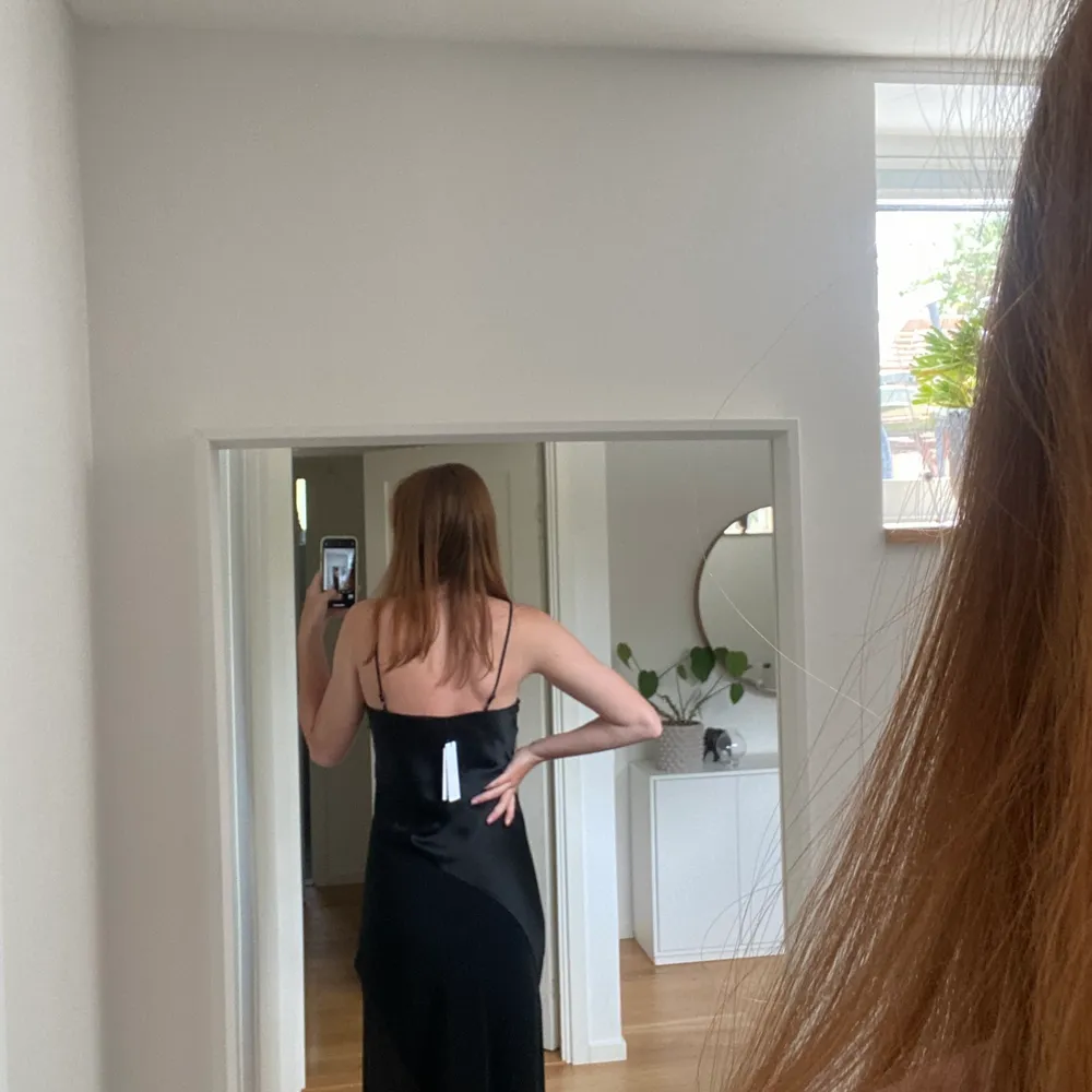 Helt oanvänd klänning från Calvin Klein, super fin i materialet! Är 173och den går till mina anklar. Köpt på zalando där den är helt slutsåld för 2495kr. Köparen står för frakten💕. Klänningar.