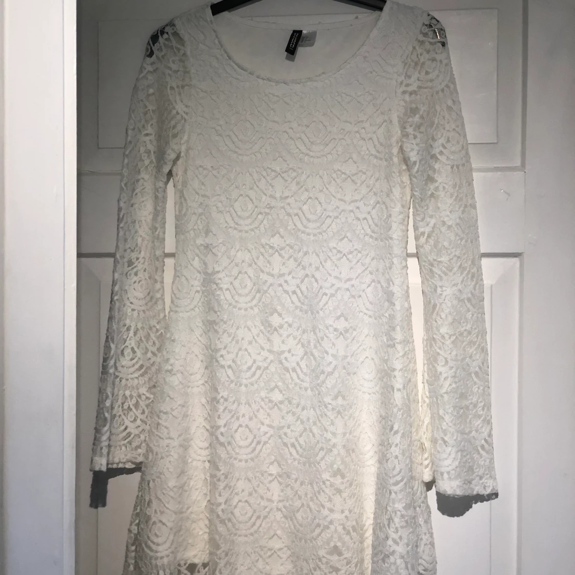 Vit långärmad klänning med vid ärm - 90