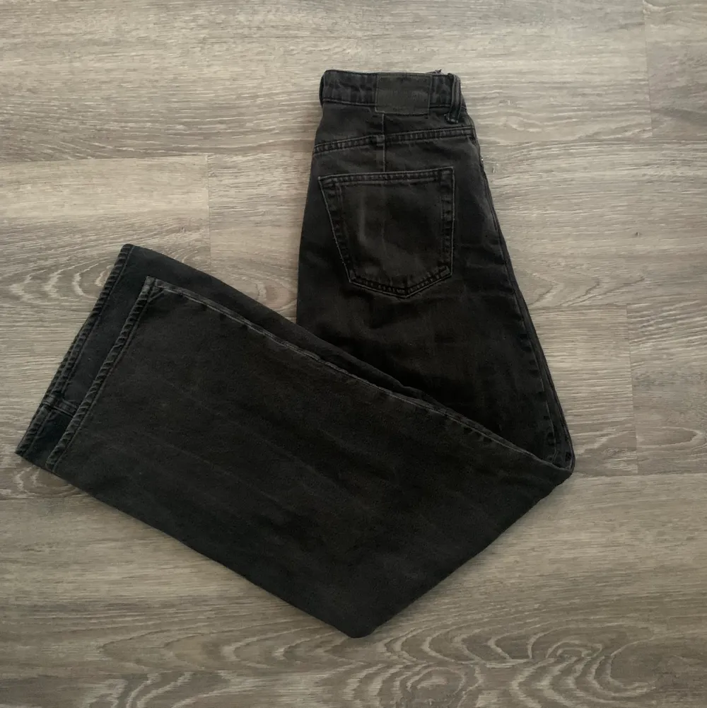 Säljer dessa washed svarta jeans från Weekday i modellen ACE , dem är extra högmidjade och vida i benen. Använda sparsamt🤍, jag skulle säga att dem är stora i storleken,  kontakta mig vid intresse och frågor😊. Jeans & Byxor.