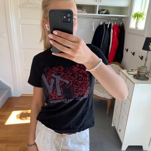 T-shirt  - Cool T-shirt från MTV. Bra skick knappt använd. Sitter lagomt oversized på mig som är 175cm 