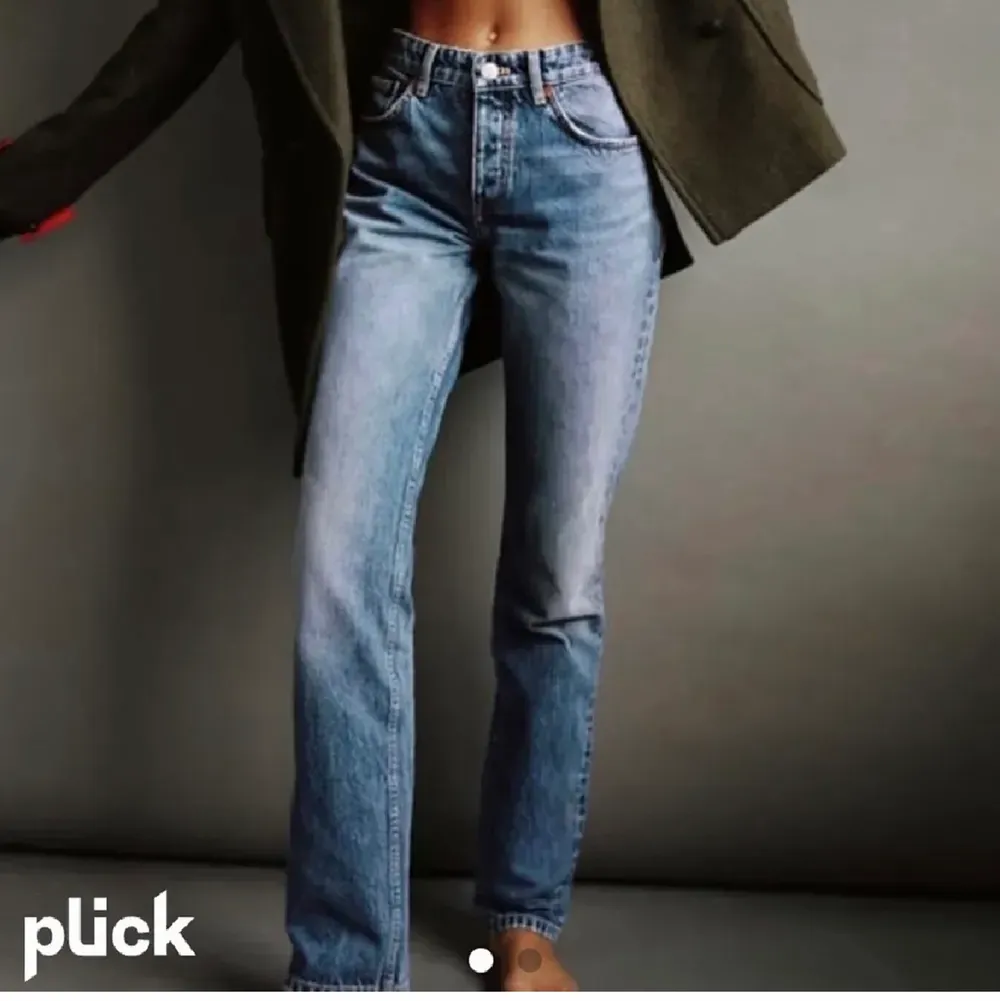Säljer mina SKIT SNYGGA jeans från zara i storlek 32!!! Säljer de eftersom de inte kommer till användning. Inga defekter, som nya!!! Säljer för 200💘. Övrigt.