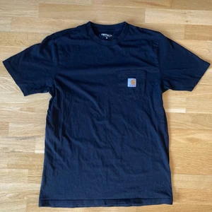 Carhartt T-shirt  - Carhartt T-shirt i storlek S (herr). Sparsamt använd så den är i jättebra skick! 🤠💗
