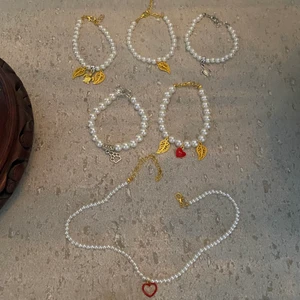 Handgjorda smycken - Säljer dessa pärlade armbanden och halsband som jag gör själv🌺Armbanden kostar mellan 15 och 25kr och halsbandet 25kr🌺 Skriv gärna för fler bilder eller om ni har frågor❤️ Tar även emot specialbeställningar💫