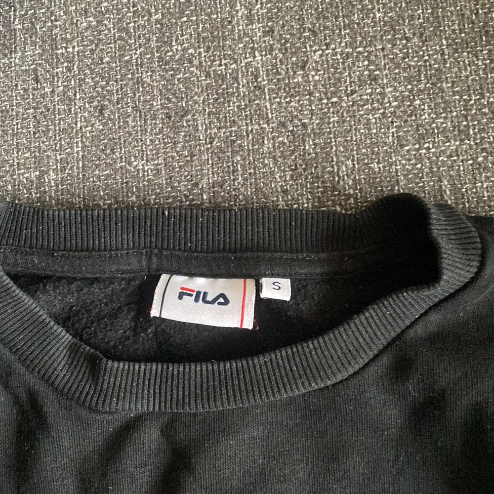 Säljer min snygga favorit fila sweatshirt då den blivit för liten för mig. Köpt för 500kr för 1 år sen. Först till kvarn😇. Hoodies.