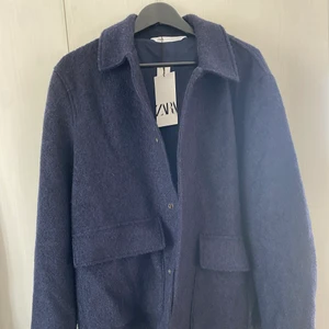 Jacka Zara - Säljer denna oanvända fina jacka från zara, perfekt nu till varmare väder! Nypris 859kr