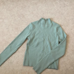 Ljusgrön polo tröja strl m - Ljusgrön polotröja i storlek M i jätteskönt material. Använd bara en gång och i nyskick 