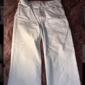 Vita jeans  - Vita jeans dom sitter jätte bra på kroppen, har använd dom 2 gånger, inget fel me dom, säljer dom för att jag ej använder dom bara