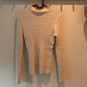 Stickad långärmad topp - Stickad långärmad topp från hm, perfekt för layering!! Köpt för några veckor sedan✨✨
