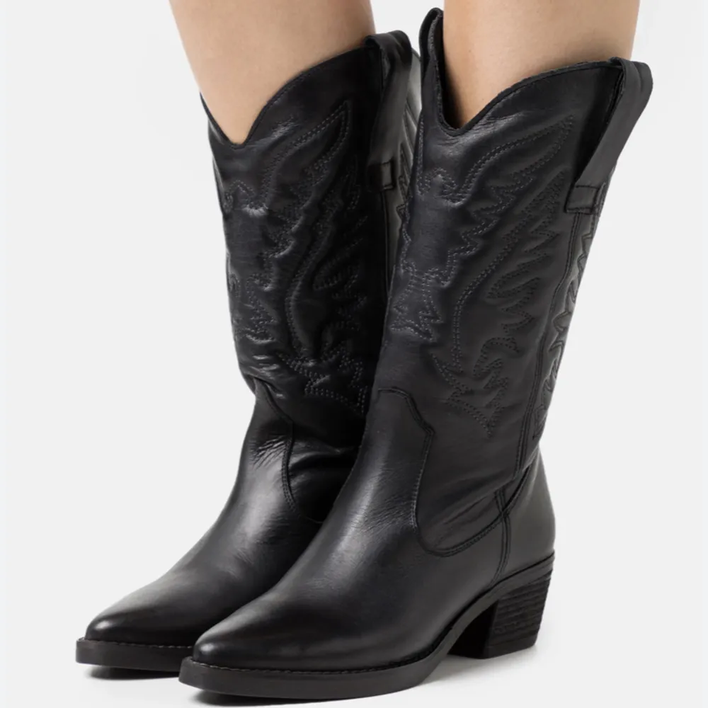 Säljer mina snygga cowboy boots som endast använts 2 gånger. Nypris 699kr. Skor.