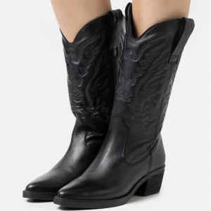 Cowboy boots Stradivarius  - Säljer mina snygga cowboy boots som endast använts 2 gånger. Nypris 699kr