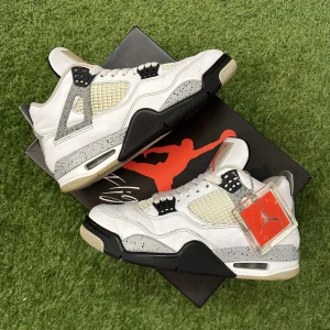 Jordan 4 White Cement - Säljer mina Jordan 4’s då dom inte kommer till användning längre🥲 Alla orginaltillbehör följer med (kvitto, orginallåda, orginaltag)‼️Skorna är i bra skick🔥  Kan mötas upp i Stockholm eller frakta spårbart💯