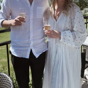 Sommarklänning Zara - Medellång klänning med brodyr, slutsåld från Zara. Nyskick.