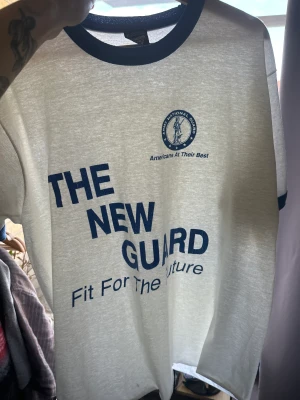 T shirts - Tja säljer dessa 2 pieces för jag behöver pengar till flytt  Grå apc tröja - 350 Vit vintage militär tröja -400