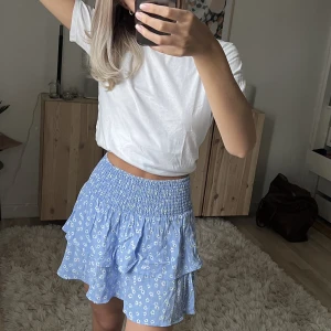 Blommig volangkjol - Supersöt blå blommig volangkjol från Nelly.com/ Envii (helt slut på hemsidan) 💙ordinarie pris - 530kr, mitt pris - 220kr