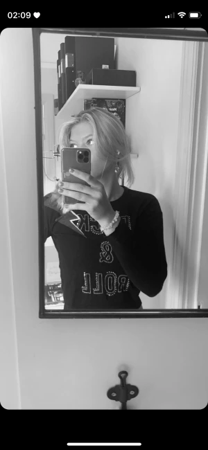 Zadig tröja rock and roll - Säljer min JÄTTE fina Zadig Voltaire tröja. Säljer för mindre pris då den har ett litet hål på armen som går att du utan den syns alls. Storlek s den är dock stretschig. Säljer för 700 kr nypris ca 1500 kr eller mer. 