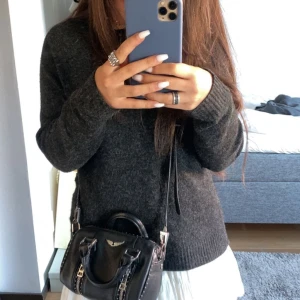 Stickad tröja vero Moda  - Stickad tröja från vero Moda i en svart/grå färg! Så fin och knappt använd. Köptes för 250 säljer för 150!💕💕