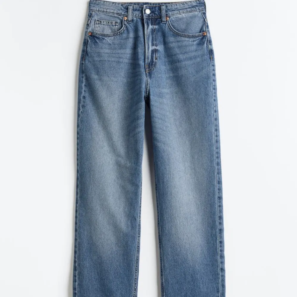 LJUSET I MITT RUM ÄR JÄTTE DÅLIGT! Så byxorna ser ut som på bilden från H&M! Säljer dessa byxorna för tycke dom sitter för tajt runt höfterna. Men super snygga jeans i storlek 32🥰 jag är 1,74 cm! . Jeans & Byxor.