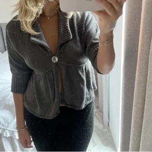 Stickad topp - Super cool och unik stickad topp. Skit snygg att bara ha över ett linne eller som den är