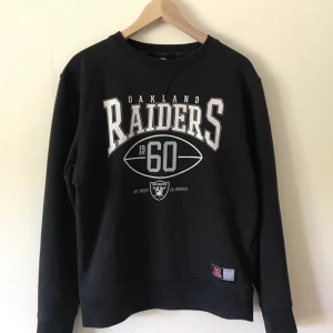 Sweatshirt - Snygg vintage sweatshirt köpt second hand. Passar M/S beroende på hur man vill ha den. Lite nopprig också