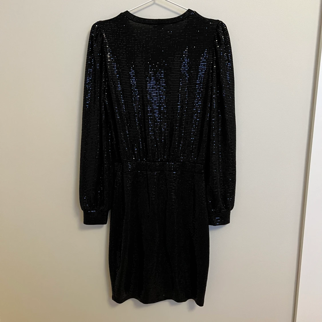 Svart, glittrig klänning - 91
