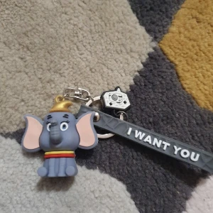 Dumbo nyckelring  - Frakt: 30kr.  TRYCK INTE PÅ KÖP NU UTAN KONTAKTA MIG OM DU VILL KÖPA 💜