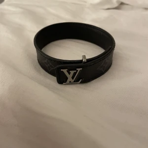 LV Armband  - Säljer mitt lv armband då jag inte får så mycket användning av det. Det är i bra skick har inte användt de speciellt mycket, storlek 21, Nypris: 2700kr (TAR GÄRNA EMOT PRIS FÖRSLAG, PRISET KAN FÖRHANDLAS!)