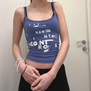 Chaos top🌊 - Chaos top🌊 Topp med handmålat tryck. Checka gärna min instagram och tiktok @restroyfashion ❤️ 