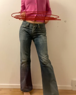Low rise levi’s Jeans (bootcut) - Säljer de här super fina thrifted Levi’s jeans, som aldrig kom till använd. Köpte dem i Köpenhamn i år. Storleken är W29 L32. Jag är 166 lång Skriv i privat för fler bilder och detaljer ❤️.  Klick inte på köpa direkt, kan möta upp i Stockholm eller Solna 
