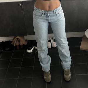lågmidjade jeans ifrån gina tricot. modellen low straight. storlek 32 men ganska stora i storleken. säljer då dde tyvärr inte kommer till användning längre. 