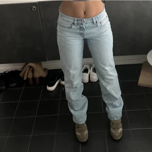 low waist jeans - lågmidjade jeans ifrån gina tricot. modellen low straight. storlek 32 men ganska stora i storleken. säljer då dde tyvärr inte kommer till användning längre. 