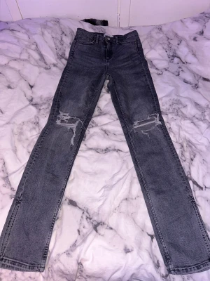 Zara jeans - Jättefina Zara jeans med hål på knäna och slits längst ner på benen. Pris kan diskuteras💖