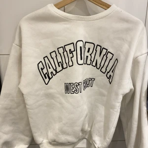 Sweatshirt  - Vit sweatshirt, knappt använd