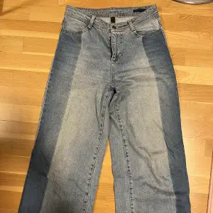 Lösa benetton jeans med mörkare blå rand på båda benen. Lite använda, i jättebra skick