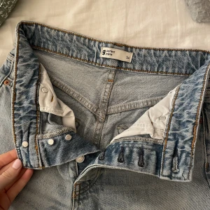 Mom jeans - Gina  - Tyvvär har dessa blivit för små så säljer dem ! Köpta för 400kr, är i nyskick ! Storlek 34