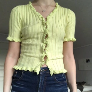 volangtröja -  me love this one ☝️ den exakta färgen är väldigt svår att få till på bild men den är limegröngul typ 👍🏼🤲🏻 skriv om du har frågor eller vill köpa! från missguided med storleken 36 vilket motsvarar S. volangdetaljer🫶🏼🌸🌸