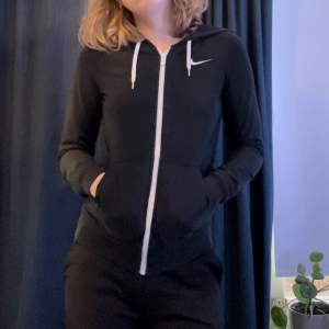 Jätteskön basic hoodie från Nike!🖤