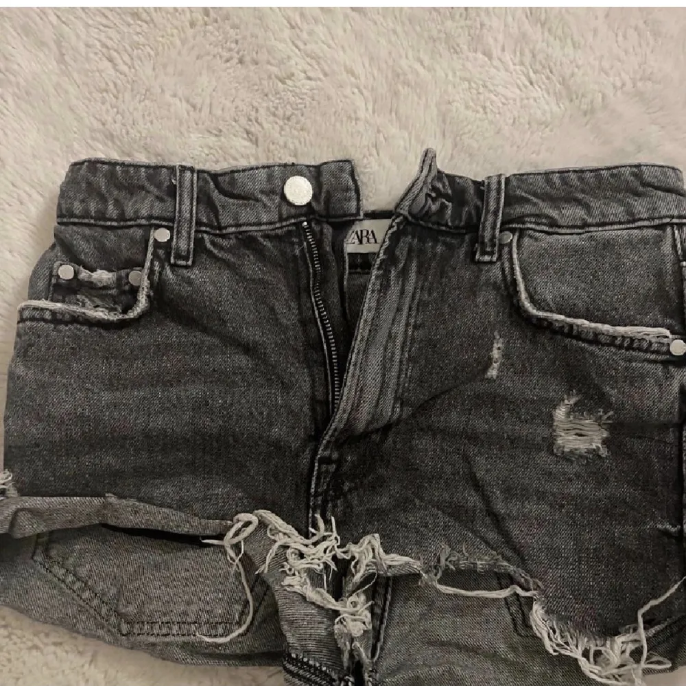 Säljer dessa superfina jeans shorts i storlek 34 från Zara pga de är lite för stora💞Nypris 359kr. Shorts.