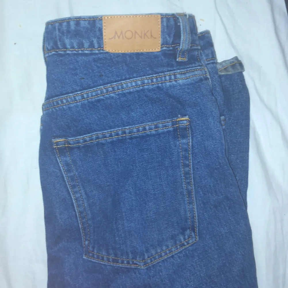 Superfina och sköna jeans från Monki! Inga defekter eller tecken på användning 💕. Jeans & Byxor.