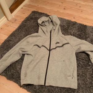 Nike tech  - Säljer Nike tech från min bror  har bara användet några få gånger l